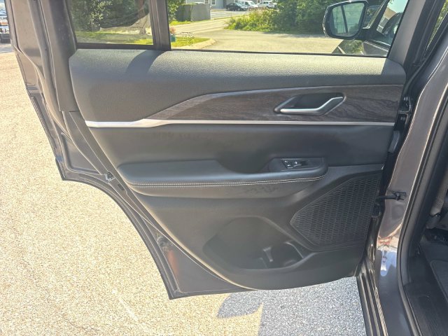 Used 2023 Jeep Grand Cherokee Limited w/ Black Appearance Package AWD/4WD image 16