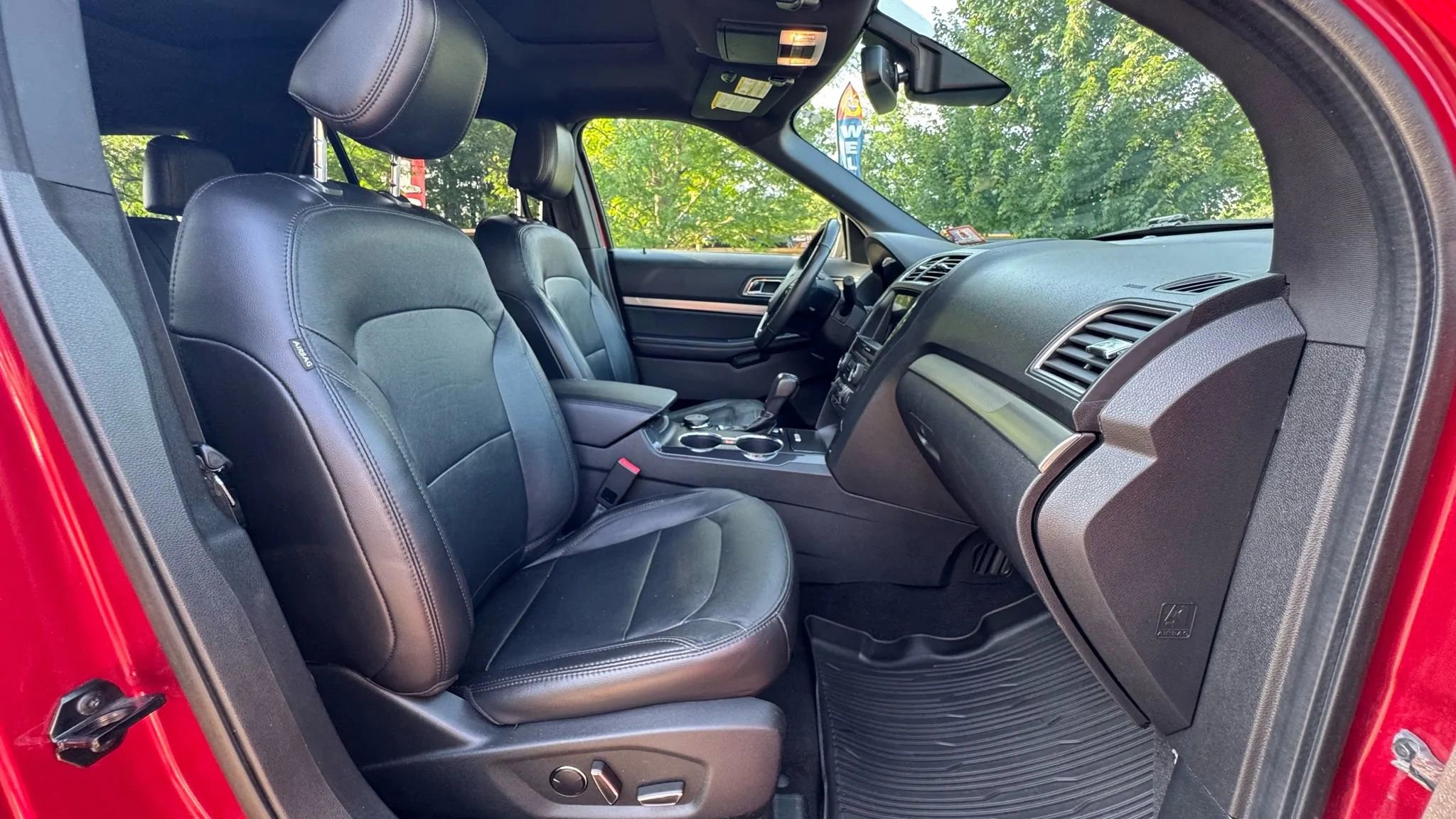 Used 2018 Ford Explorer XLT w/ Equipment Group 202A image 32