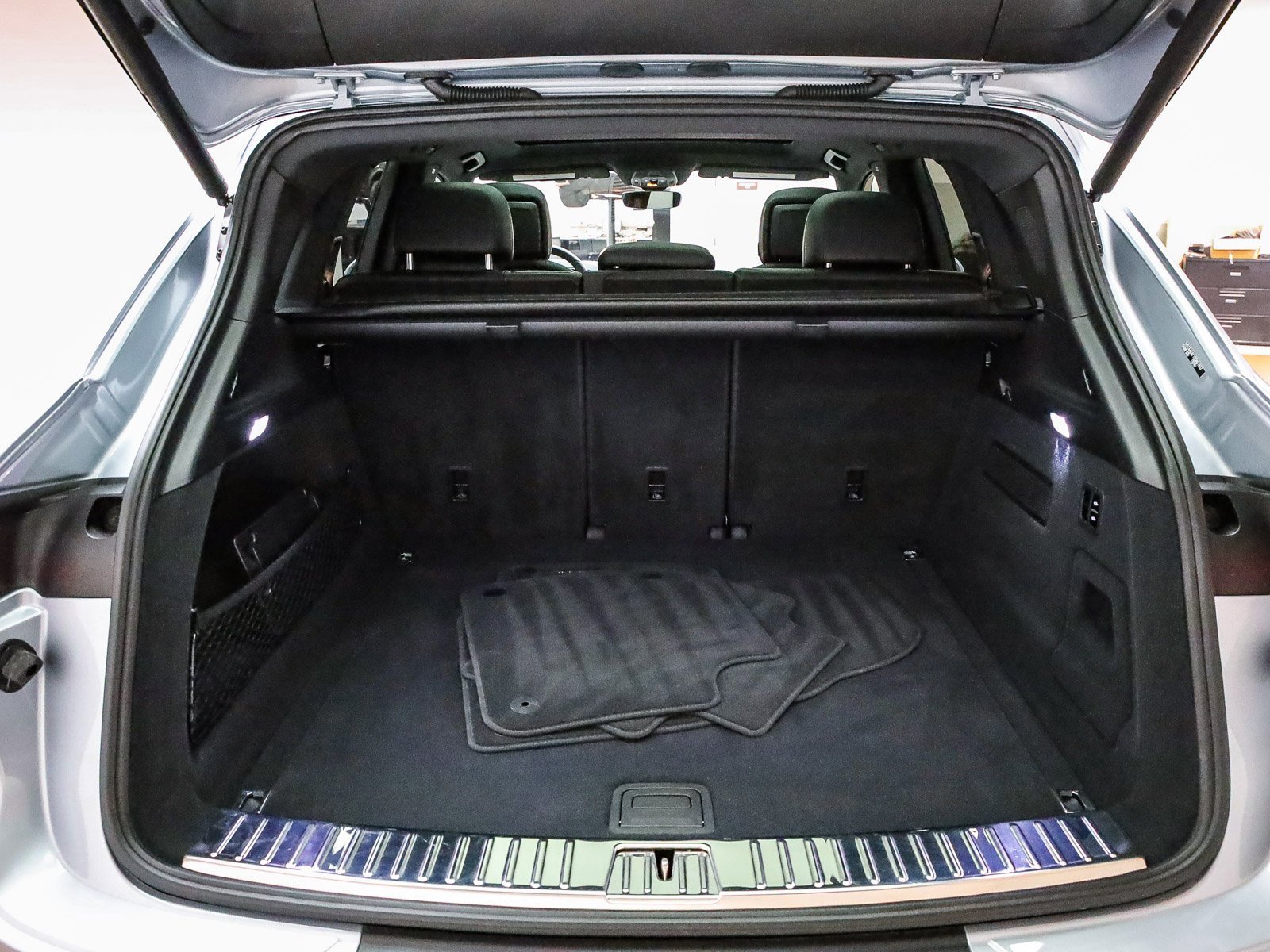 Used 2025 Porsche Cayenne image 30