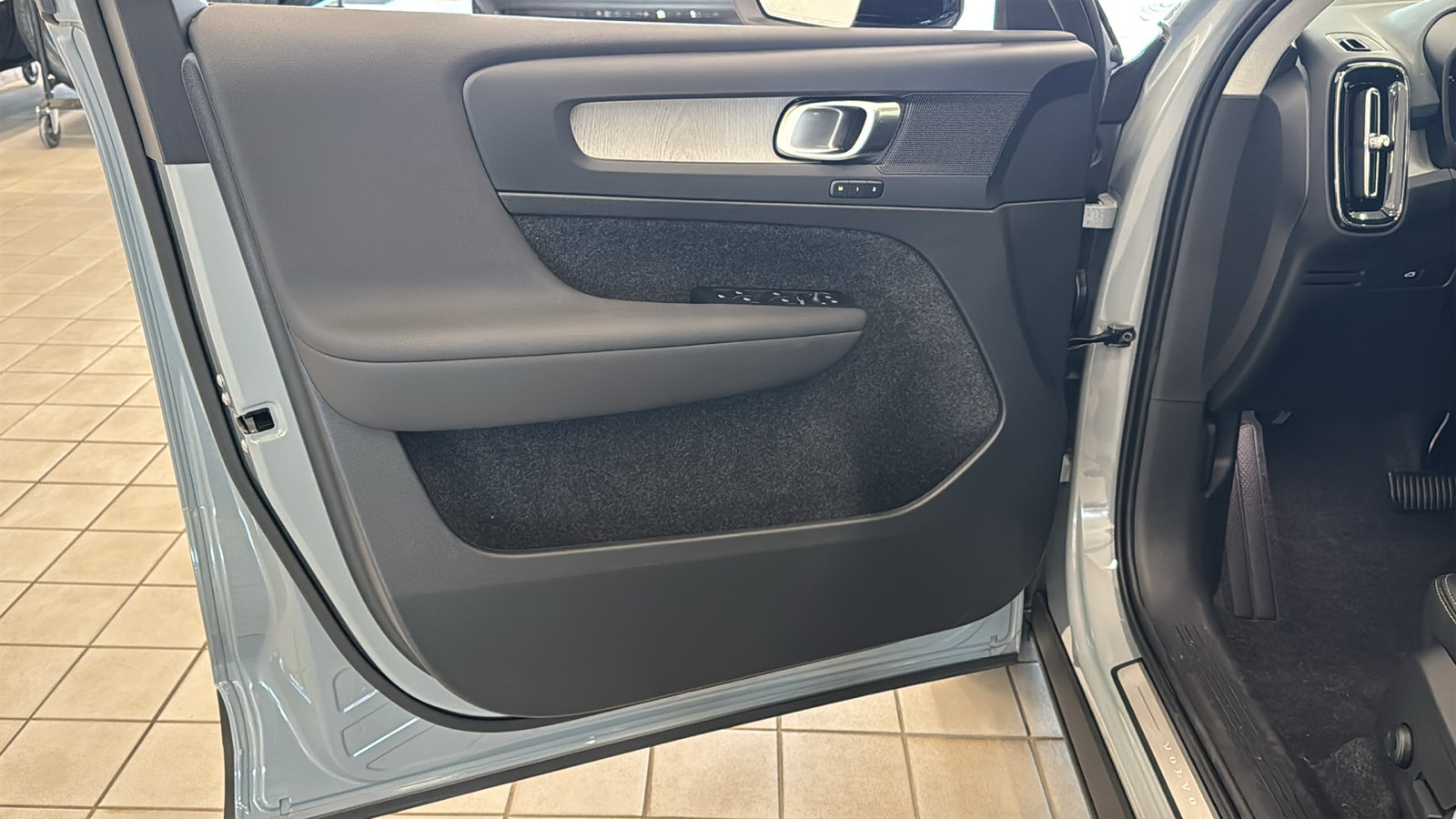 New 2026 Volvo XC40 B5 Plus w/ Protection Package Premier AWD/4WD image 21