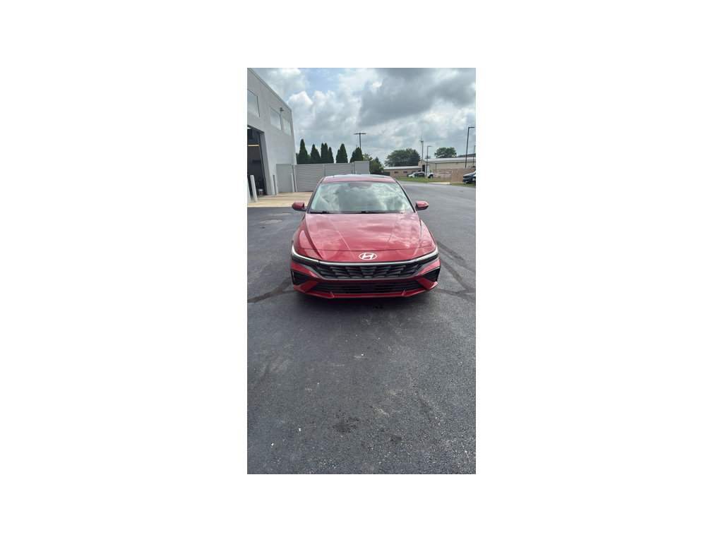 Used 2025 Hyundai Elantra SEL FWD image 2