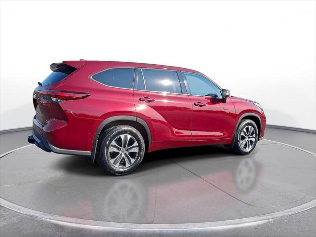 Used 2022 Toyota Highlander XLE AWD/4WD image 8