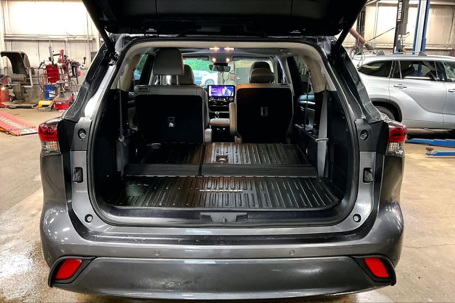 Used 2024 Toyota Highlander Limited AWD/4WD image 31