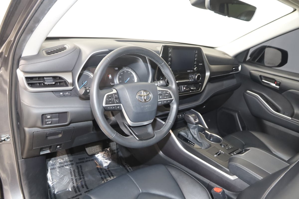 Used 2022 Toyota Highlander XLE FWD image 24