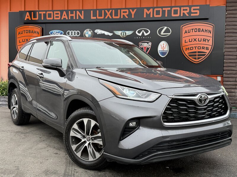 Used 2022 Toyota Highlander XLE AWD/4WD image 1