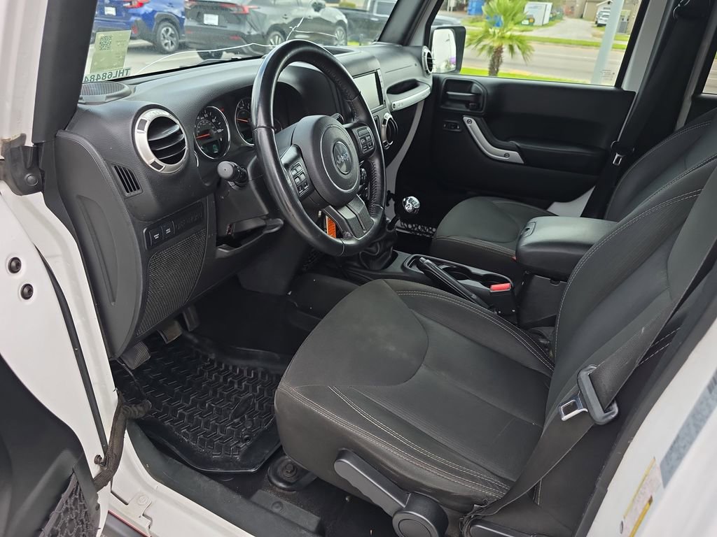 Used 2017 Jeep Wrangler Unlimited Rubicon w/ Connectivity Group image 11