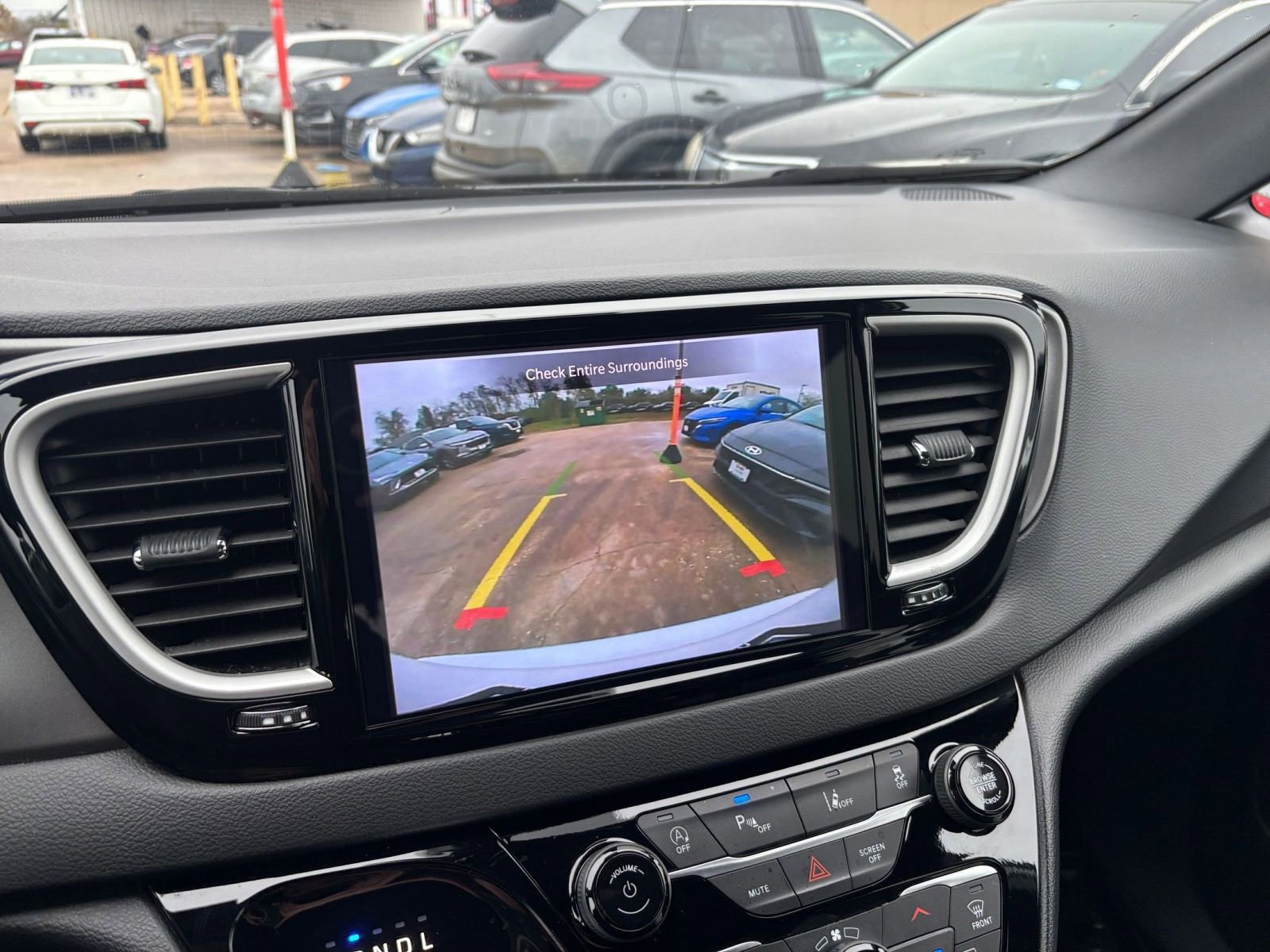 Used 2025 Chrysler Pacifica Select image 25