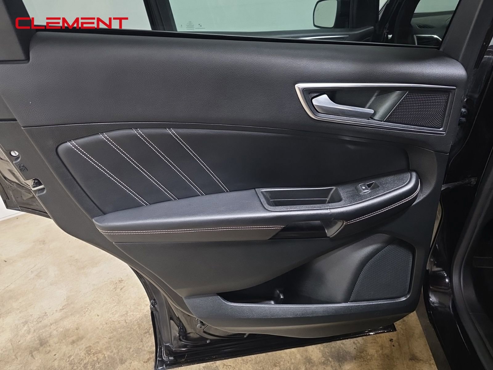 Used 2022 Ford Edge ST image 25