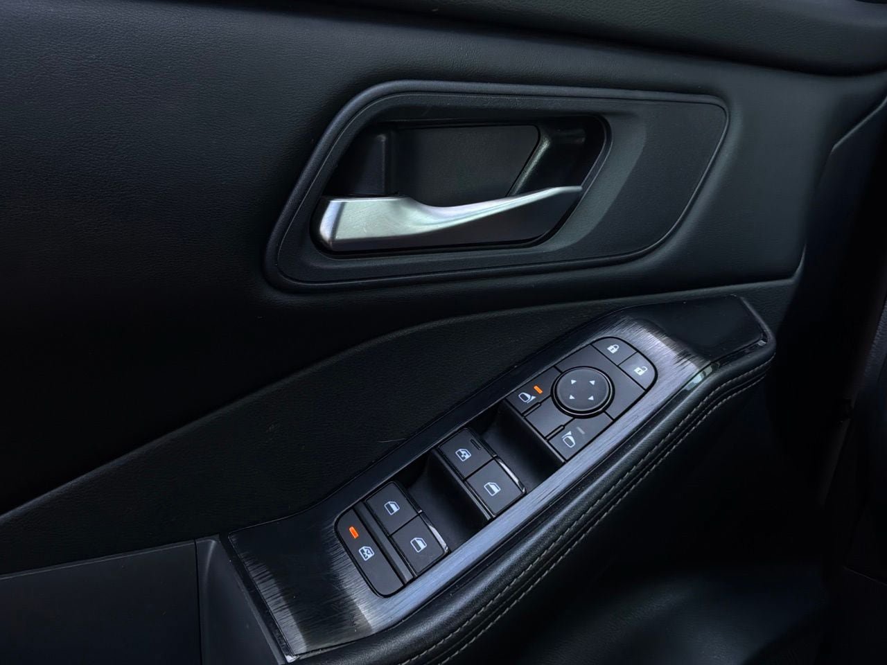 Used 2025 Nissan Rogue SV FWD image 21