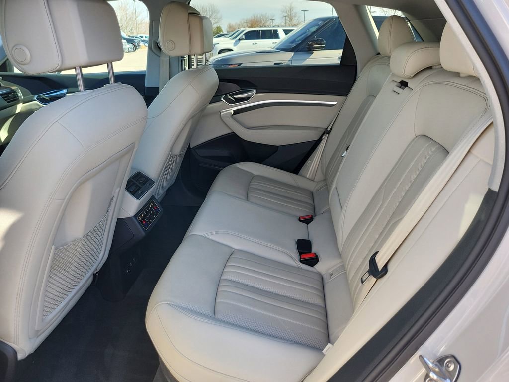 Used 2021 Audi e-tron Premium Plus w/ Premium Plus Package AWD/4WD image 12