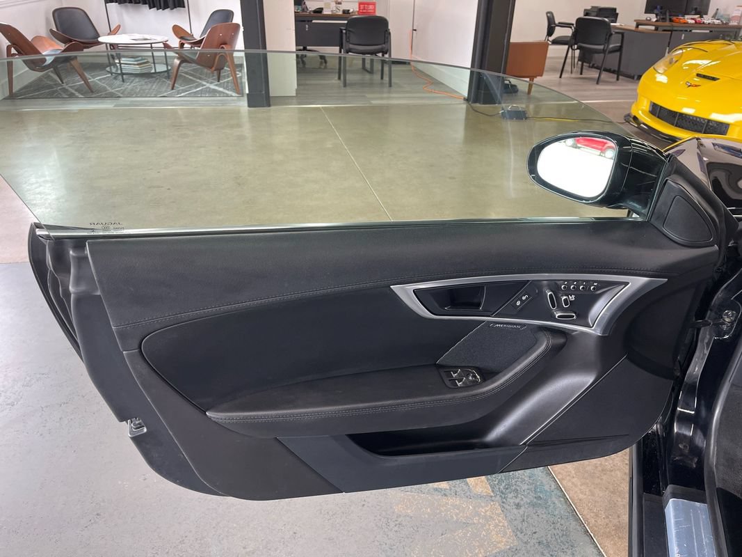 Used 2018 Jaguar F-TYPE Coupe RWD image 32