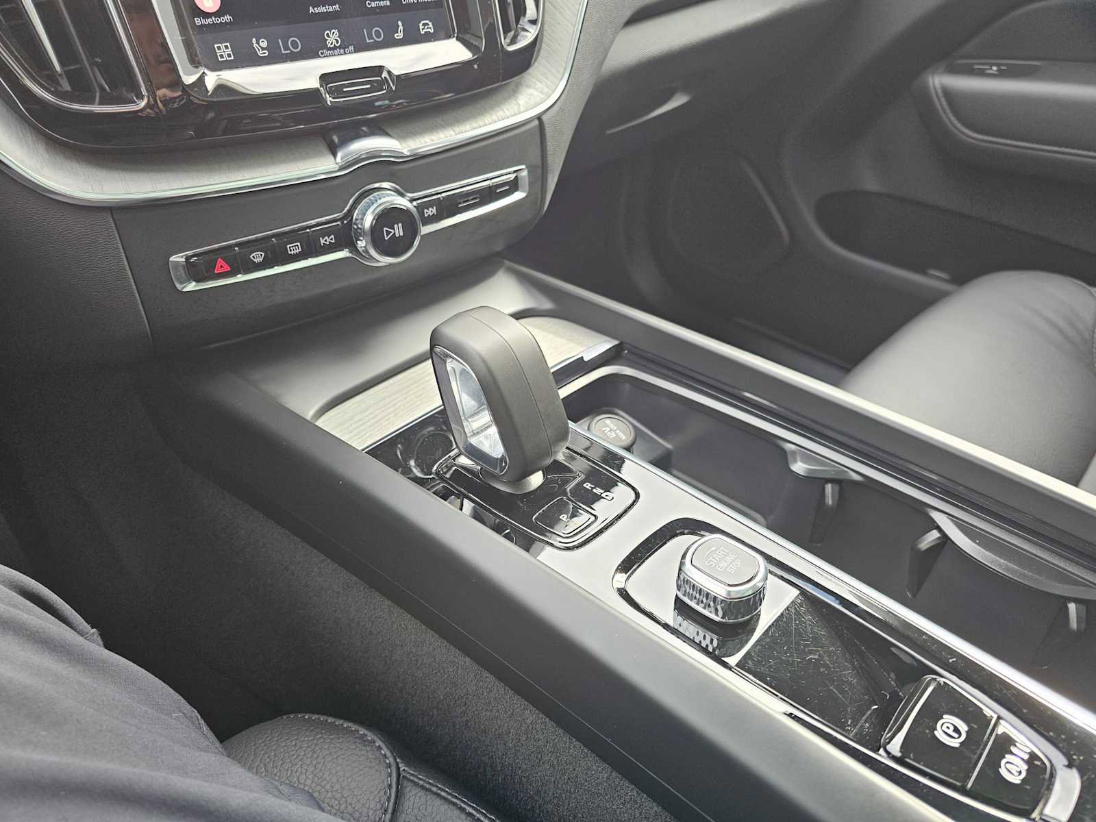 Certified 2025 Volvo XC60 B5 Plus image 30