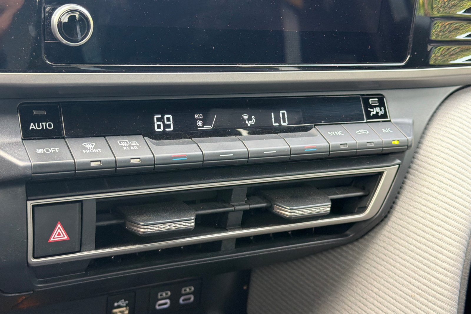 Used 2025 Toyota Camry SE w/ Convenience Package FWD image 24
