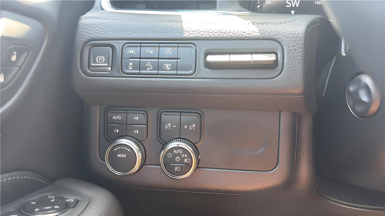 Used 2024 GMC Yukon Denali AWD/4WD image 15