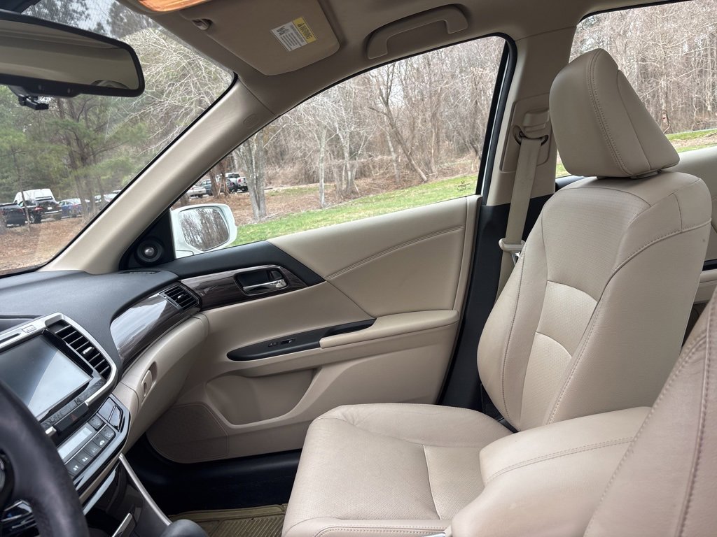 Used 2017 Honda Accord EX-L image 16