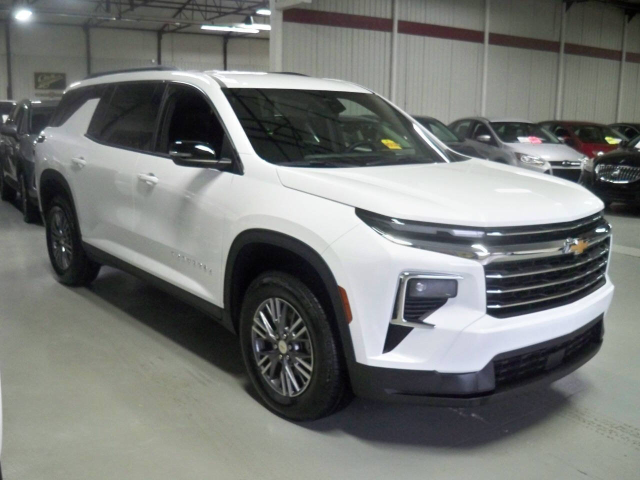 Used 2025 Chevrolet Traverse LT image 3