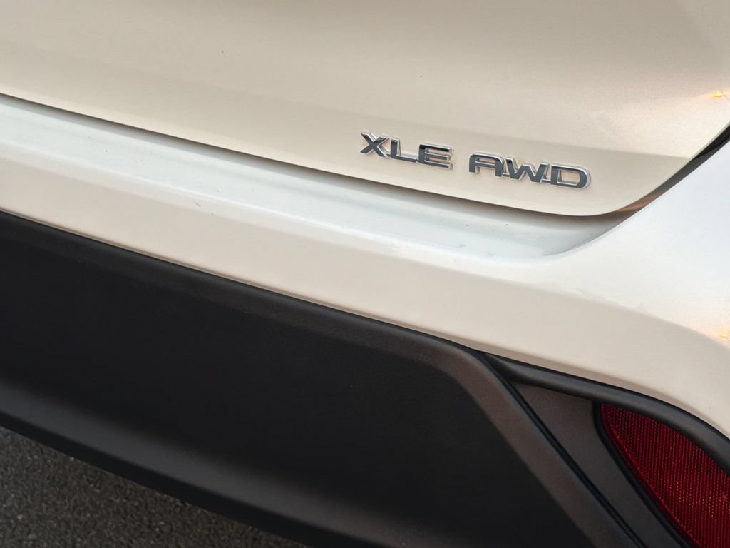 Used 2021 Toyota Highlander XLE AWD/4WD image 5