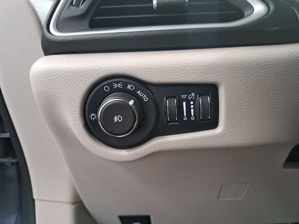 Used 2017 Chrysler Pacifica Touring-L FWD image 27