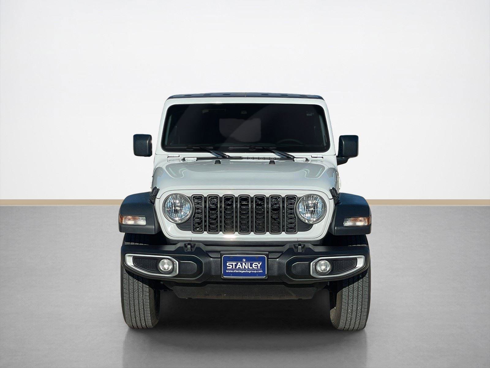 Used 2025 Jeep Gladiator Sport image 2