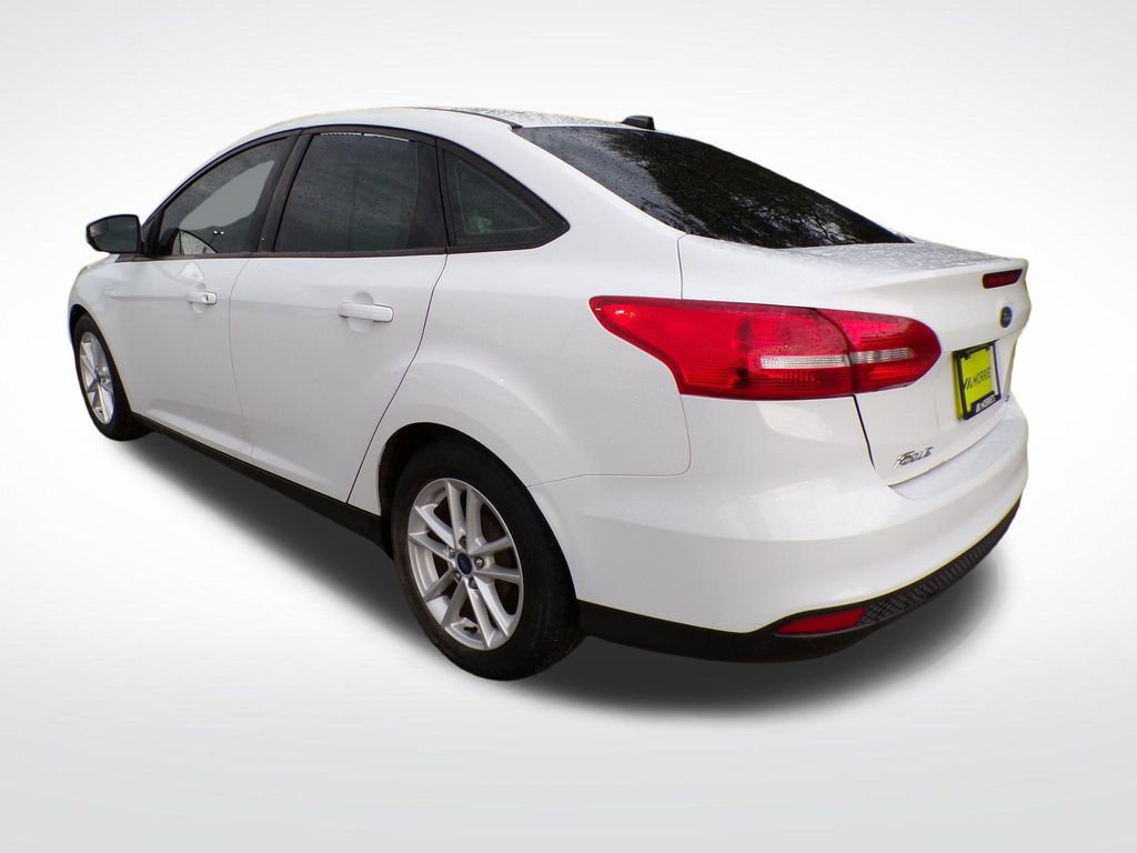 Used 2016 Ford Focus SE w/ SE Cold Weather Package FWD image 4