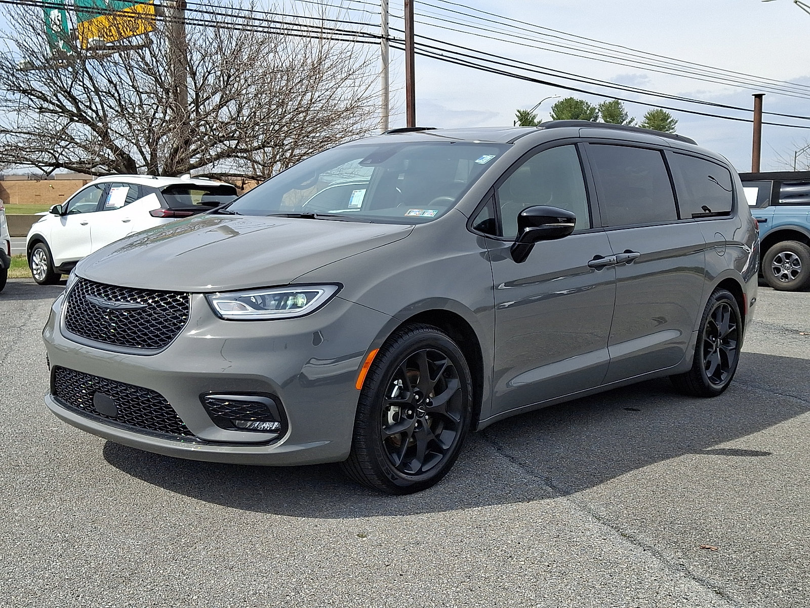 Used 2025 Chrysler Pacifica Limited FWD image 3