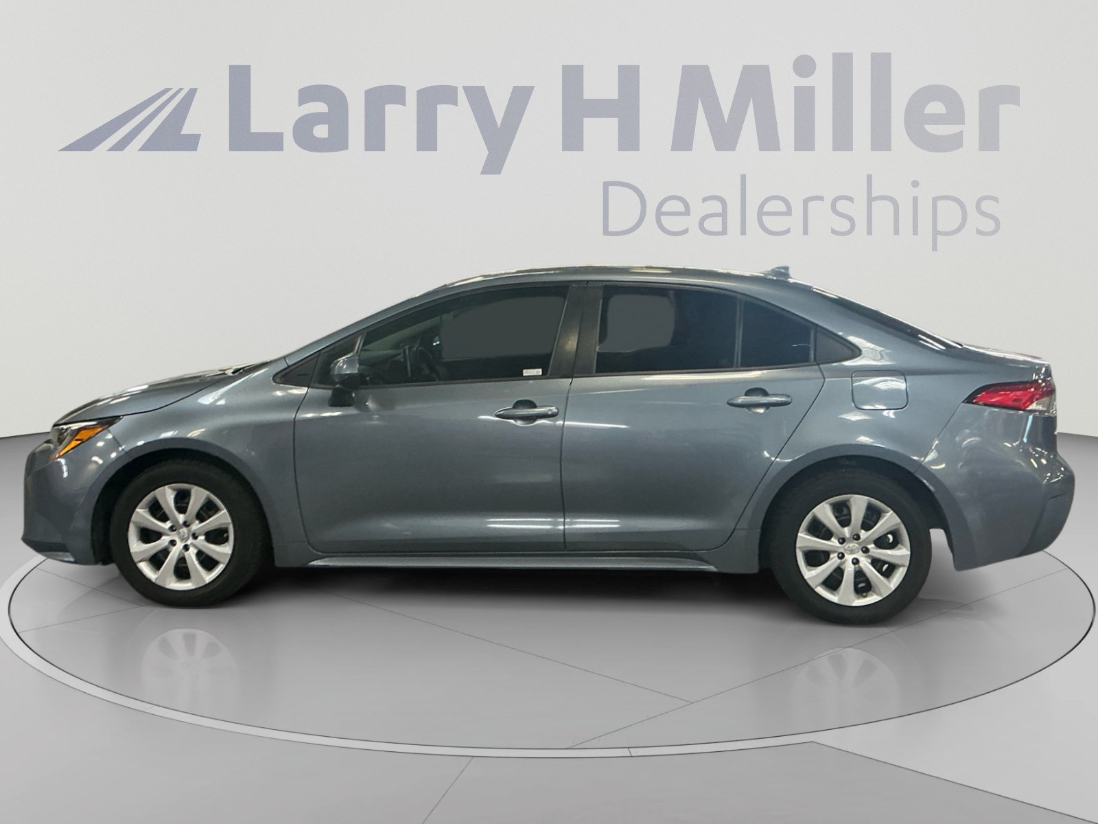 Used 2020 Toyota Corolla LE w/ Carpet Mat Package (TMS) FWD image 2