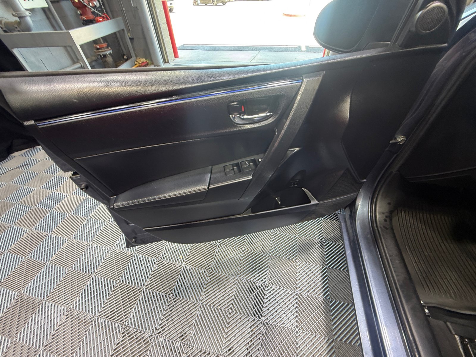 Used 2019 Toyota Corolla SE w/ Carpet Mat Package (TMS) FWD image 13