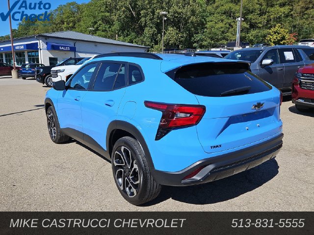 Used 2024 Chevrolet Trax RS w/ Sunroof Package FWD image 3