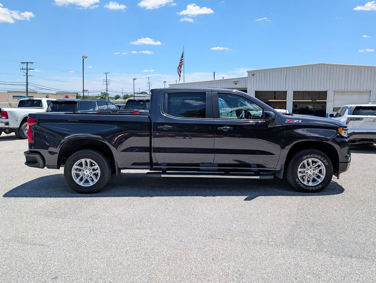 Used 2022 Chevrolet Silverado 1500 RST w/ Z71 Off-Road Package AWD/4WD image 2