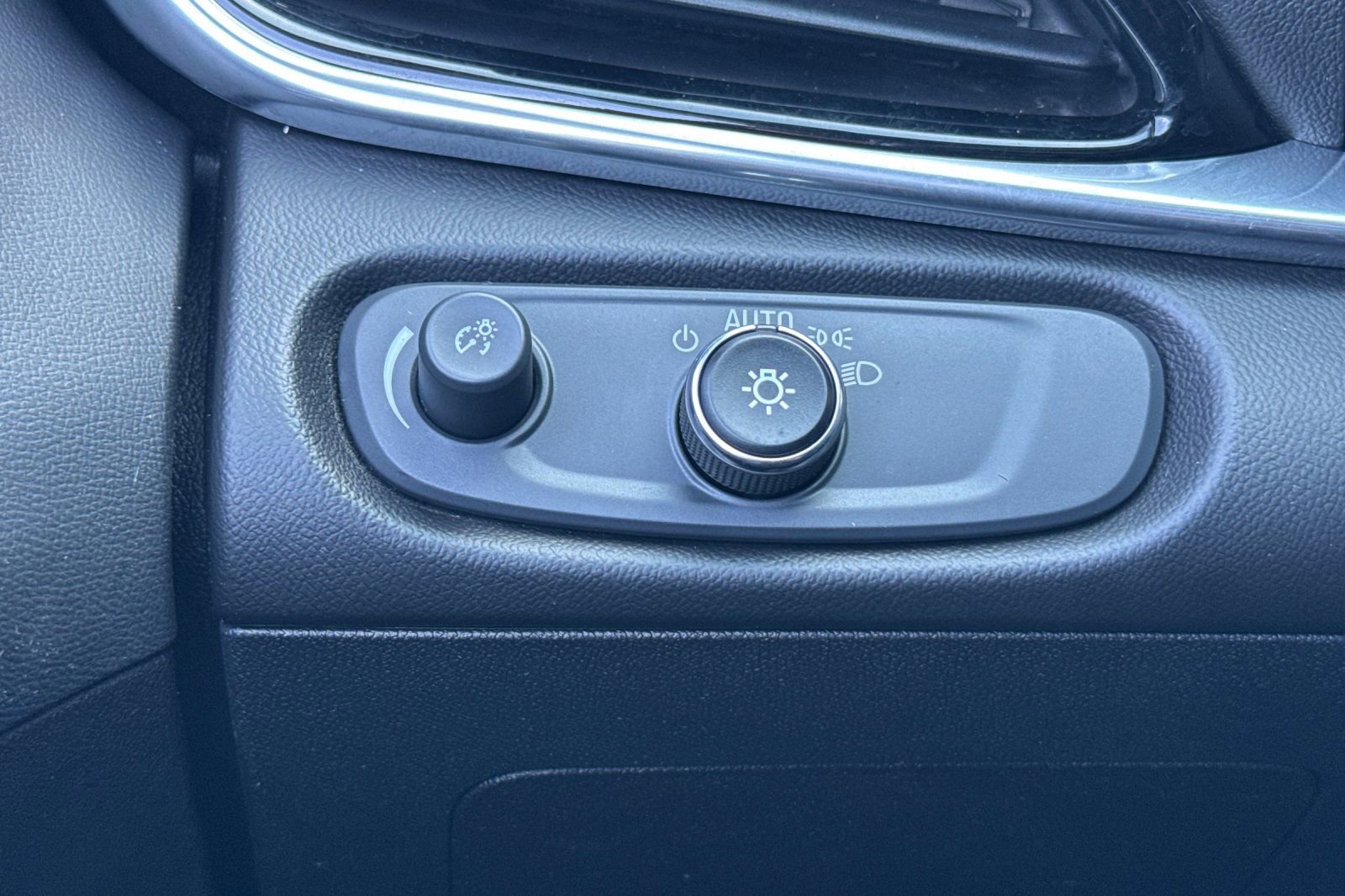 Used 2017 Chevrolet Volt Premier w/ Driver Confidence II Package image 41