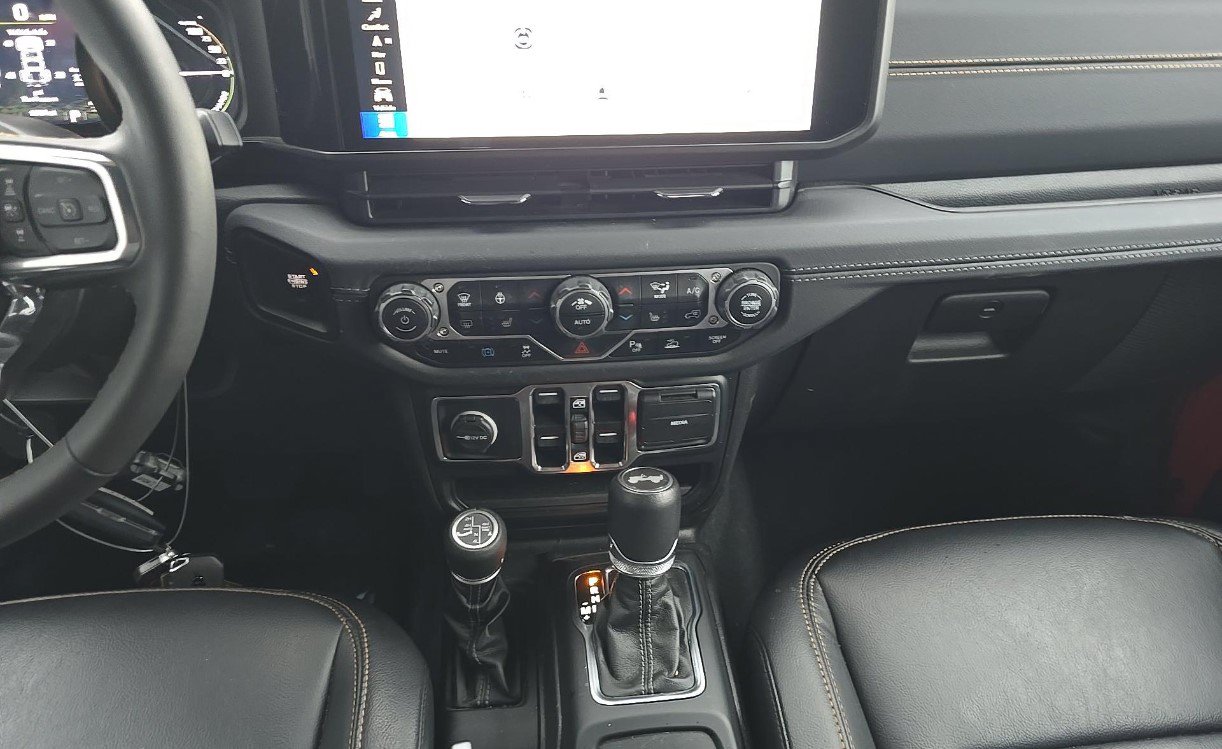 Used 2024 Jeep Wrangler Unlimited Sahara w/ Technology Group AWD/4WD image 9