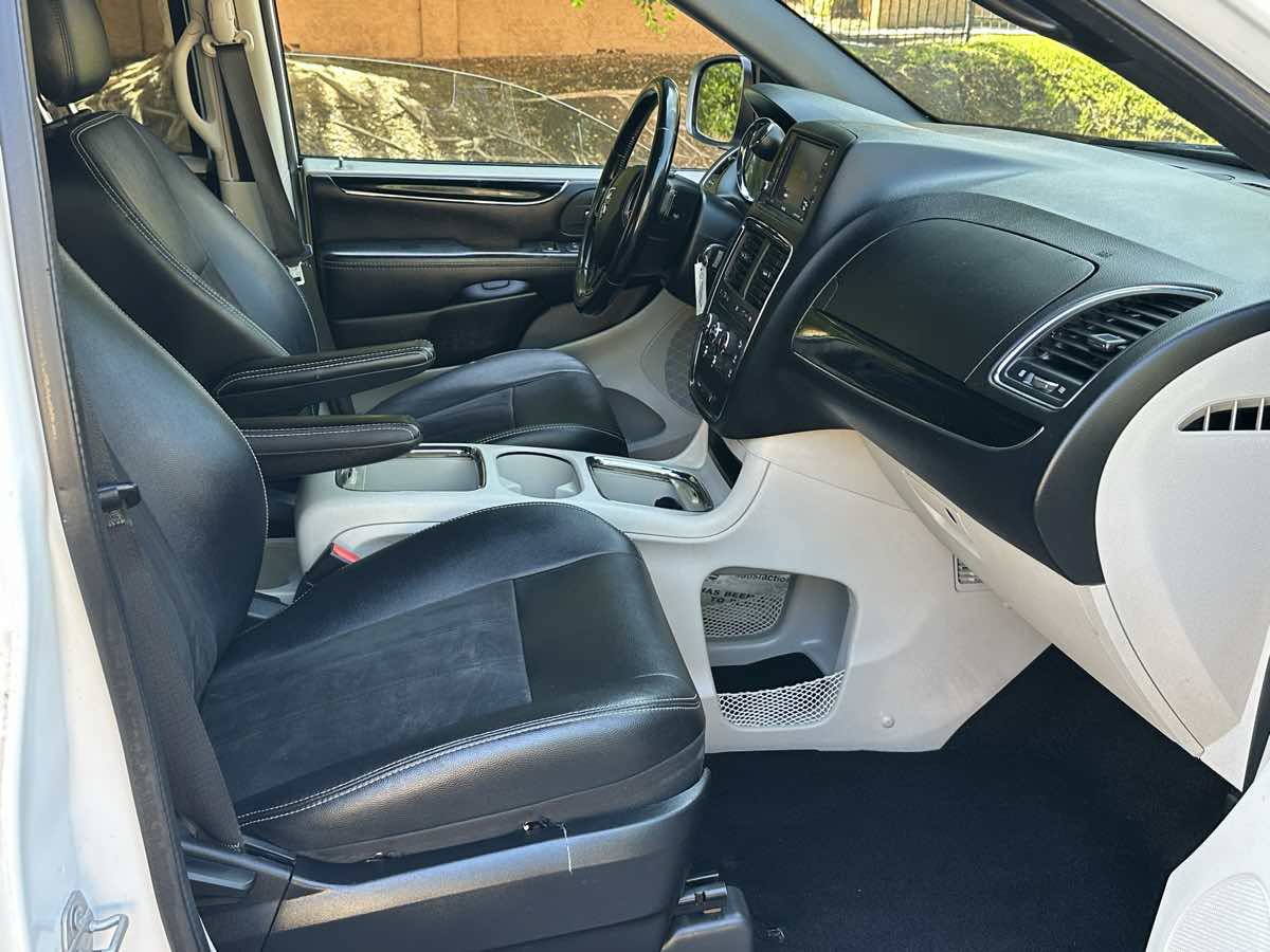Used 2020 Dodge Grand Caravan SXT FWD image 11