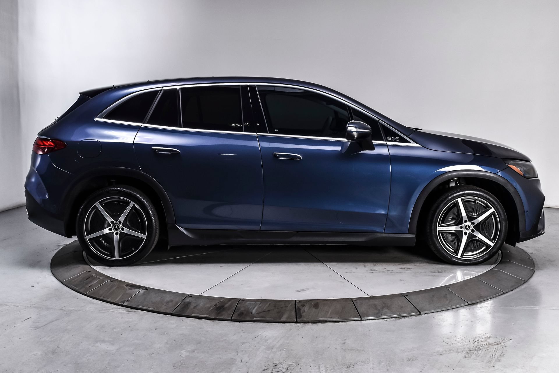 Used 2023 Mercedes-Benz EQE 500 4MATIC SUV image 7