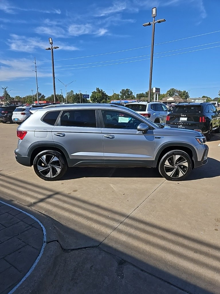 Used 2024 Volkswagen Taos SE image 4