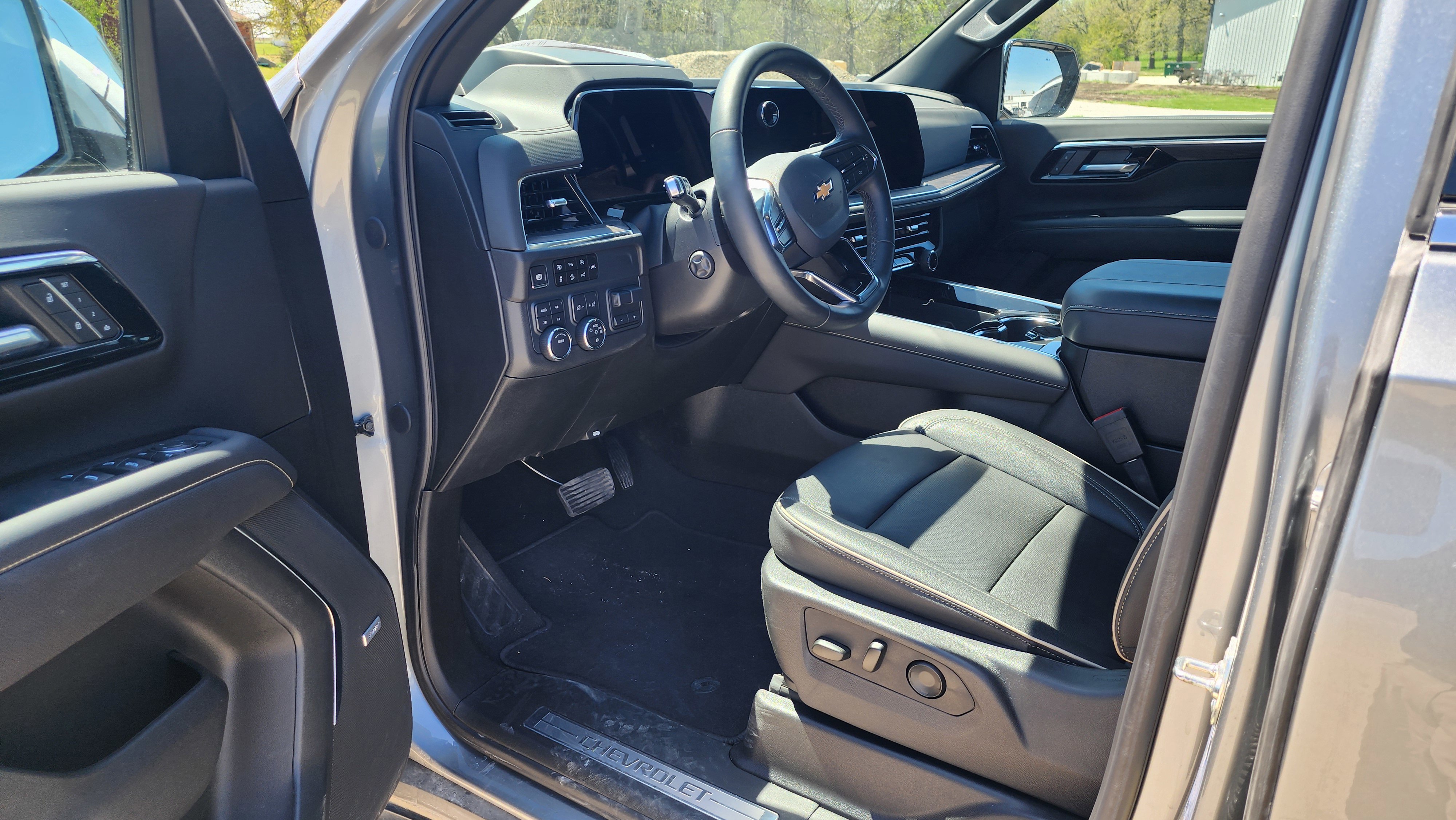 Used 2025 Chevrolet Tahoe Premier AWD/4WD image 12