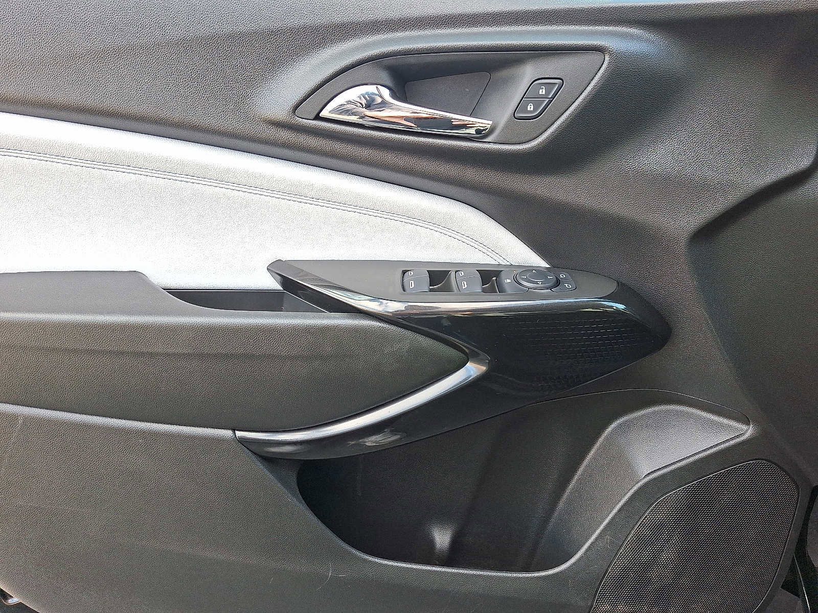 Used 2024 Chevrolet Trax LT w/ Driver Confidence Package image 13