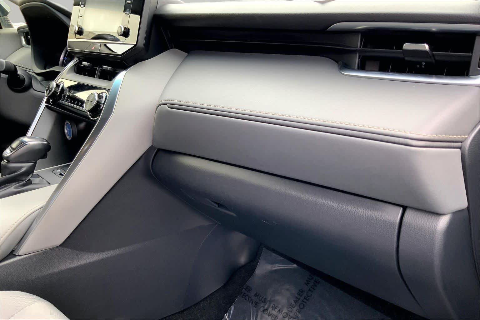 Used 2021 Toyota Venza LE AWD/4WD image 18