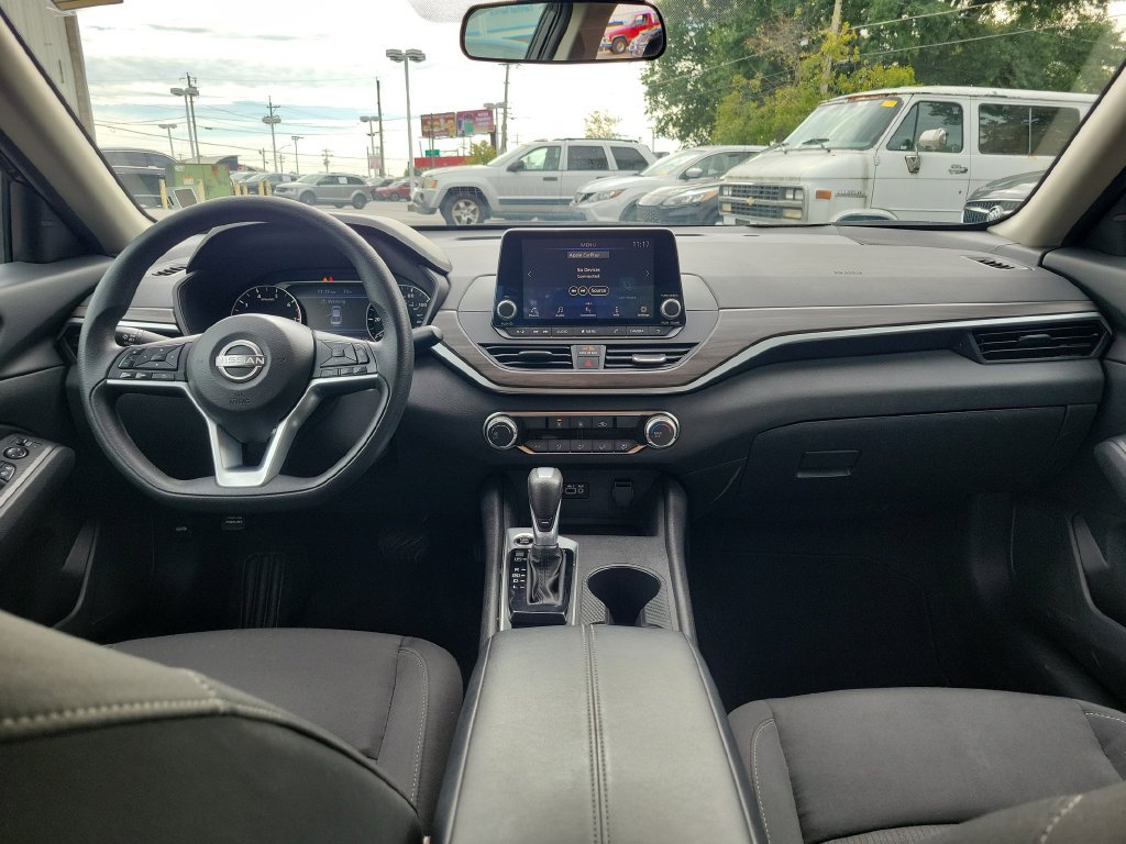 Used 2025 Nissan Altima 2.5 SV FWD image 13