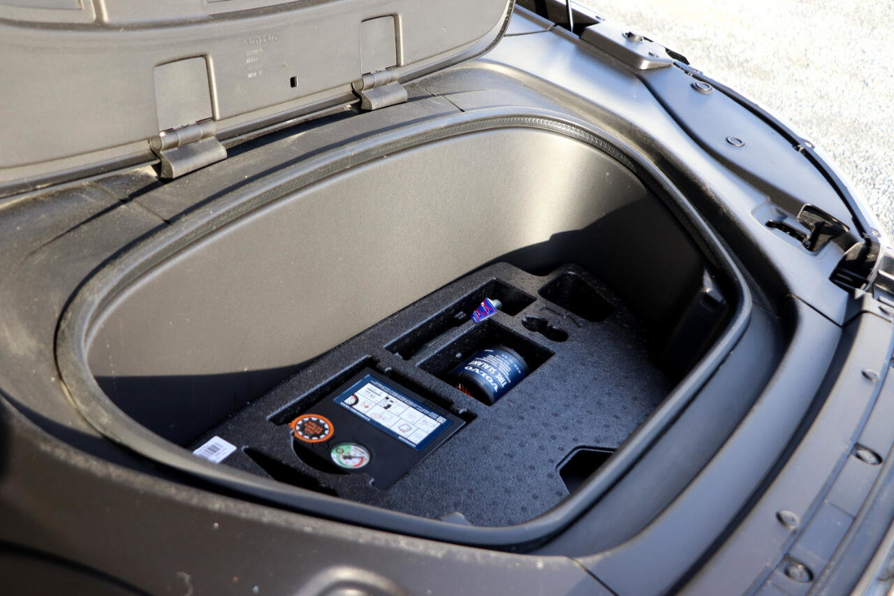 Used 2022 Volvo XC40 P8 Recharge Plus image 4