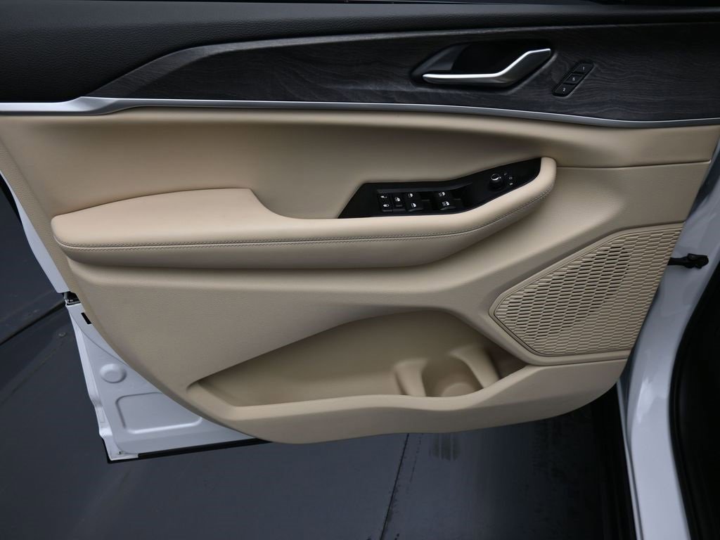 Used 2023 Jeep Grand Cherokee Limited image 9