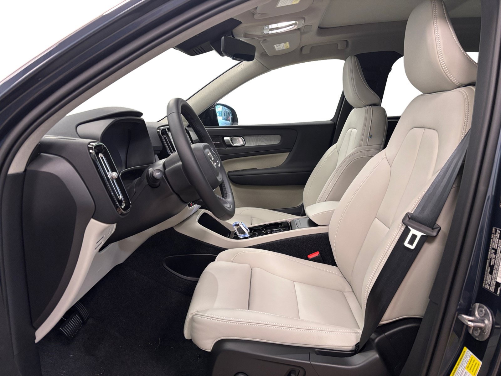 New 2026 Volvo XC40 B5 Ultra w/ Climate Package AWD/4WD image 11