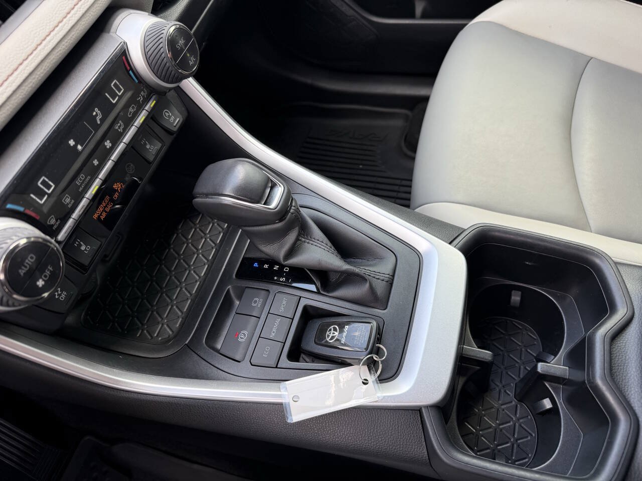 Used 2022 Toyota RAV4 XLE Premium FWD image 16