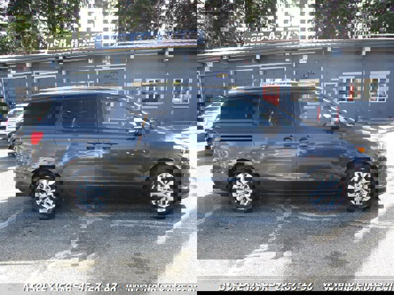 Used 2016 Kia Sedona LX w/ LX Essentials Premium Package image 2