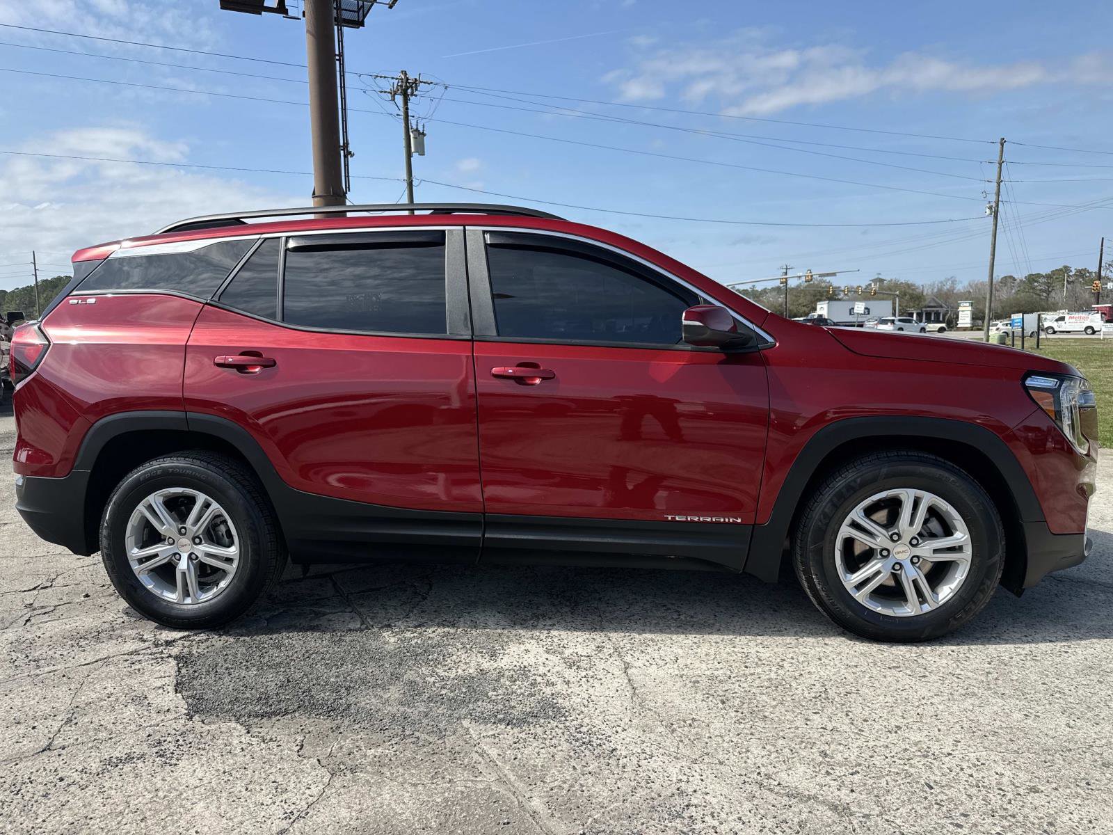 Used 2022 GMC Terrain SLE w/ Driver Convenience Package image 2