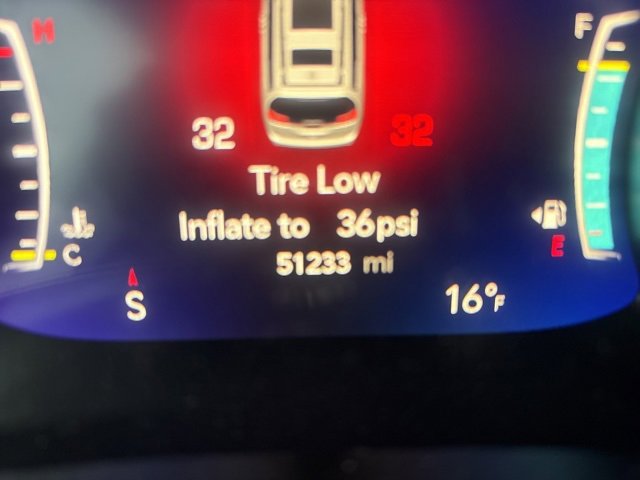 Used 2024 Chrysler Pacifica Touring-L image 3