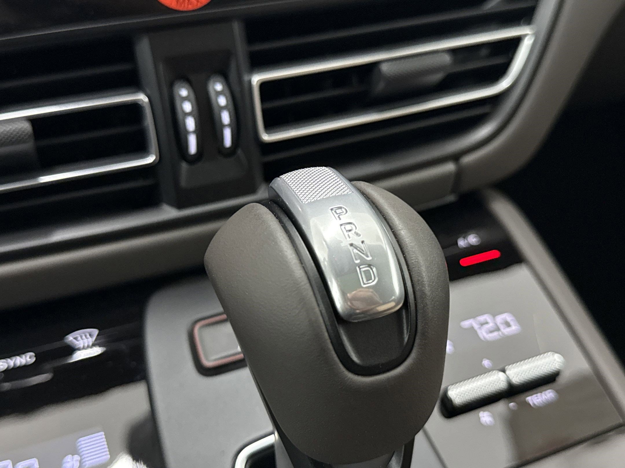 Used 2025 Porsche Macan image 24