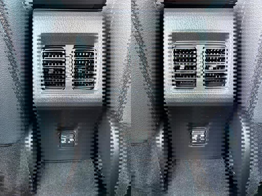 Used 2025 Toyota Camry SE image 11