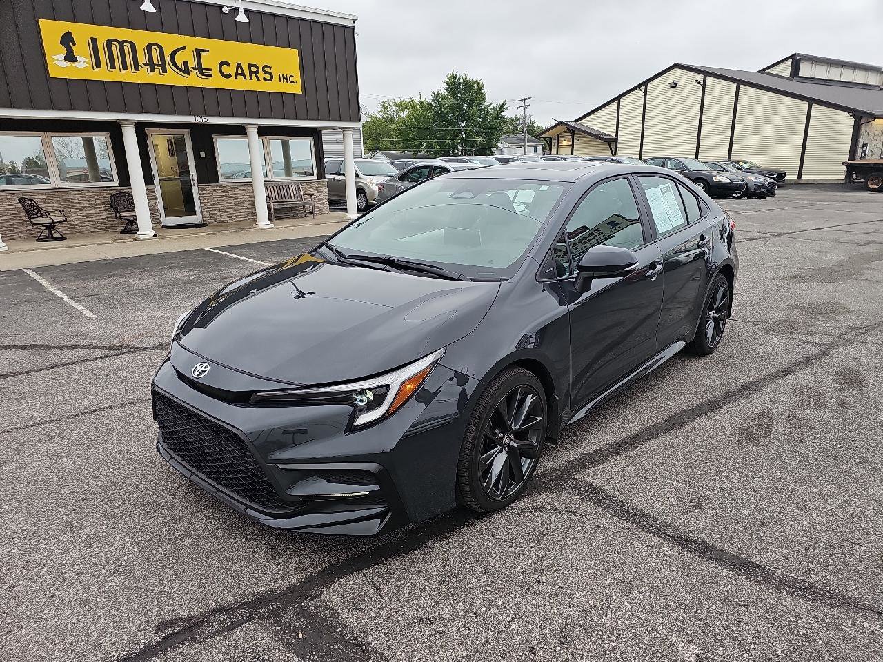 Used 2025 Toyota Corolla SE w/ SE Premium Package image 2