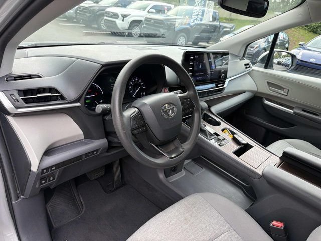 Used 2024 Toyota Sienna LE w/ LE Plus Package AWD/4WD image 11