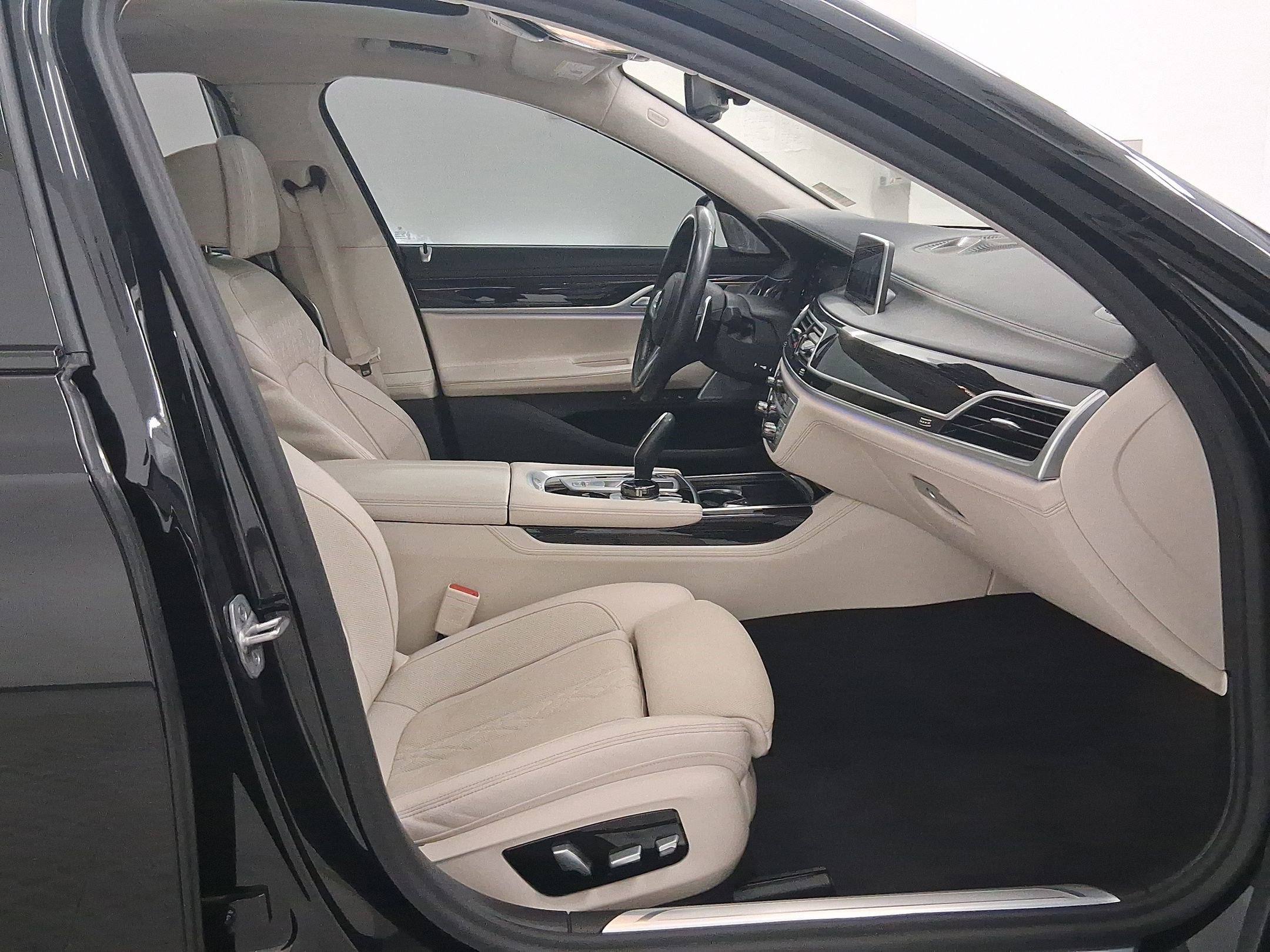 Certified 2022 BMW M760i xDrive image 35